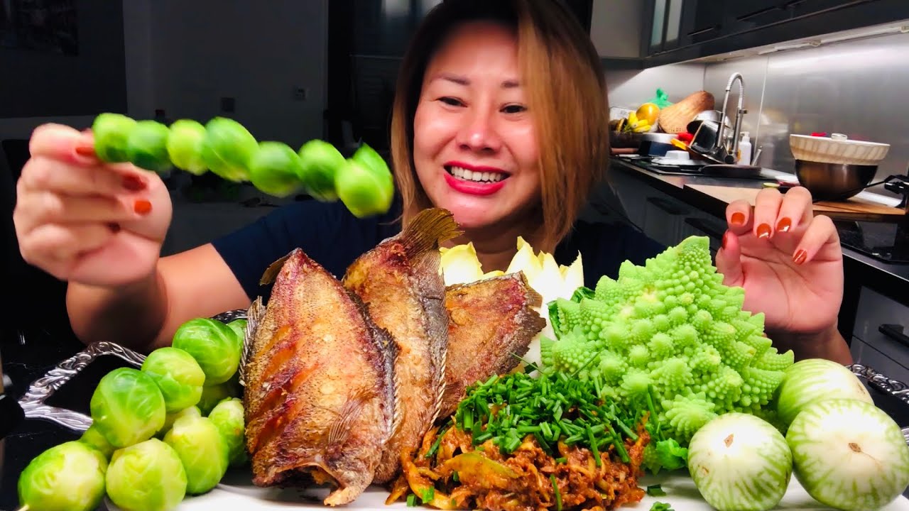 ป่นปลาแห้งใส้มะม่วง ผักตะมุตะมิน่ากิน | Dried Fish Chili Paste with Green Mango 🤤🌶
