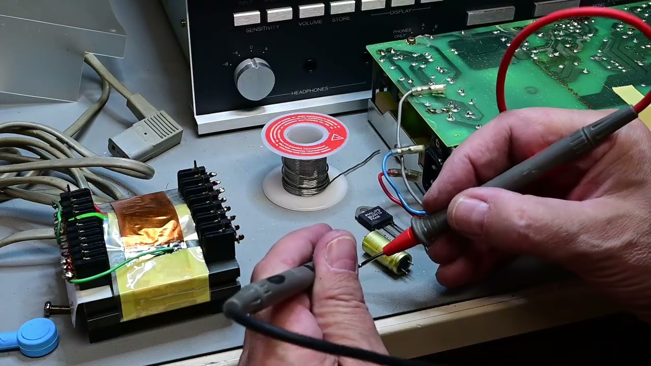 Totalschaden. Revox B251 Vollverstärker benötigt eine umfangreiche Reparatur.