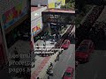 Empujones entre policías y manifestantes afuera de la estación Viaducto del Metro CDMX