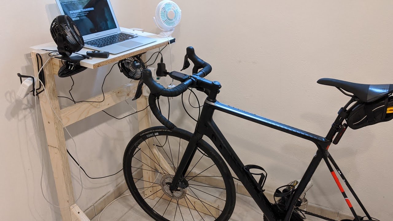 Anzeige] Wie cool ist bitte unser selbst gebauter Tisch für Zwift