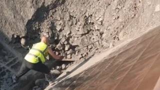 So satisfying! A barge unloads 5,000 tons of sand and gravel  #Satisfying #Unloading #SandCargo