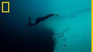 Guillaume Nery Saltando En El Agujero Azul De Dean, Impresionante National Geographic En Español