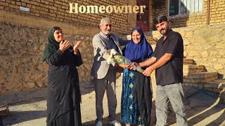 Download Lagu Lieve huisbaas vrij na 11 maanden gevangenisstraf! Zus en dakloze dolblij 😍 MP3