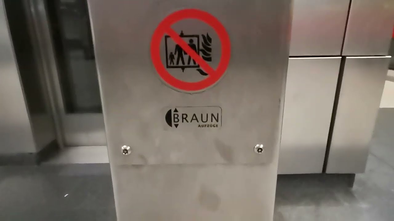 (Ansagen!) 2019 Braun Glasaufzug (Tepper erneuert) im U-Bahnhof König-Heinrich-Platz in Duisburg.