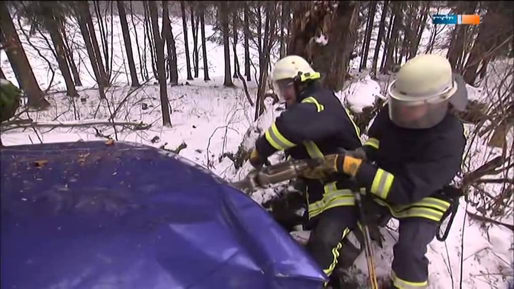 Lebensretter (2/1) - Pkw prallt gegen Baum, Person klemmt
