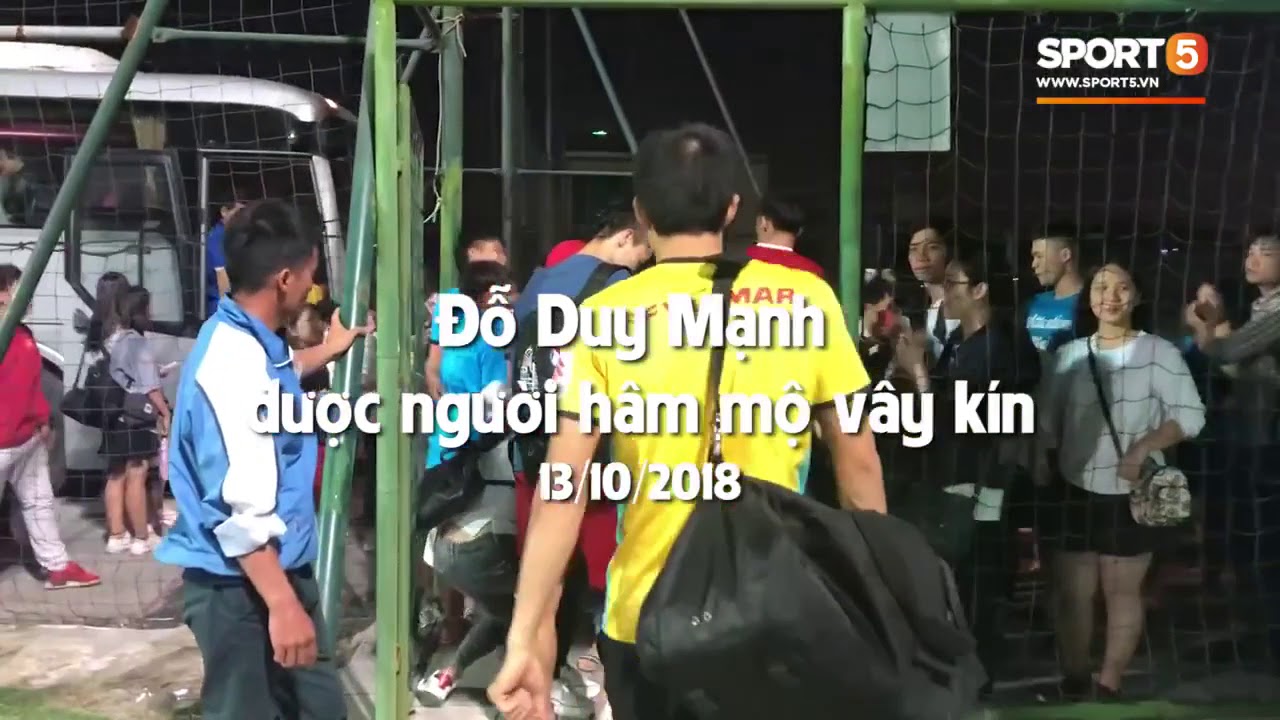 Cổ động viên nữ xếp hàng chờ xin chữ ký Duy Mạnh
