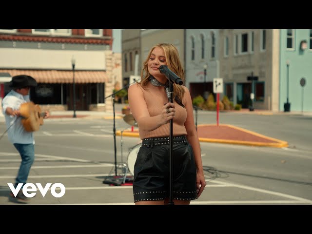 Lauren Alaina - Smaller The Town (Unlocked: Downtown Sessions)