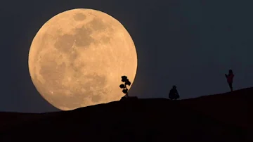 ¿Por qué la luna está amarilla esta noche 2023?