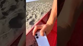 Menemukan barang berharga di pantai