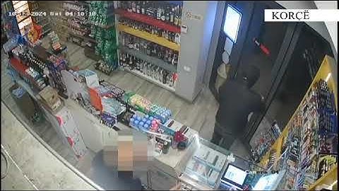 Top Channel/ Me kapuç dhe maskë, momenti kur hajduti kërcënon shitësin në Korçë, i drejton...