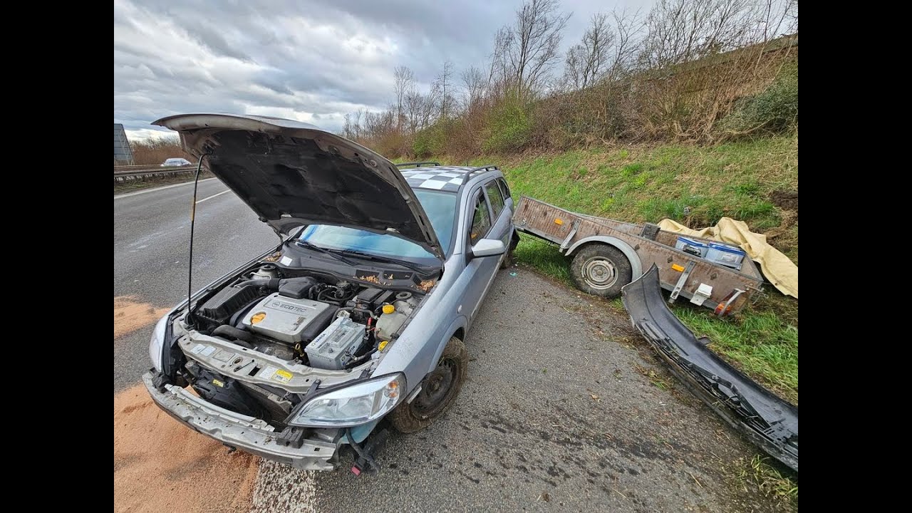 PKW mit Anhänger landet von A3 in Böschung - Fahrer verletzt auf A560 in  Sankt Augustin am 24.02.24