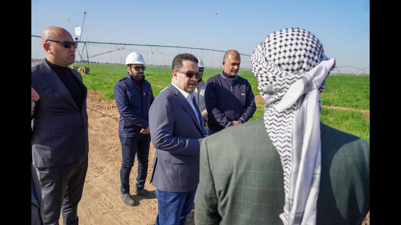 رئيس مجلس الوزراء  يزور أحد حقول زراعة الحنطة التي تعتمد على منظومات الرش الحديثة