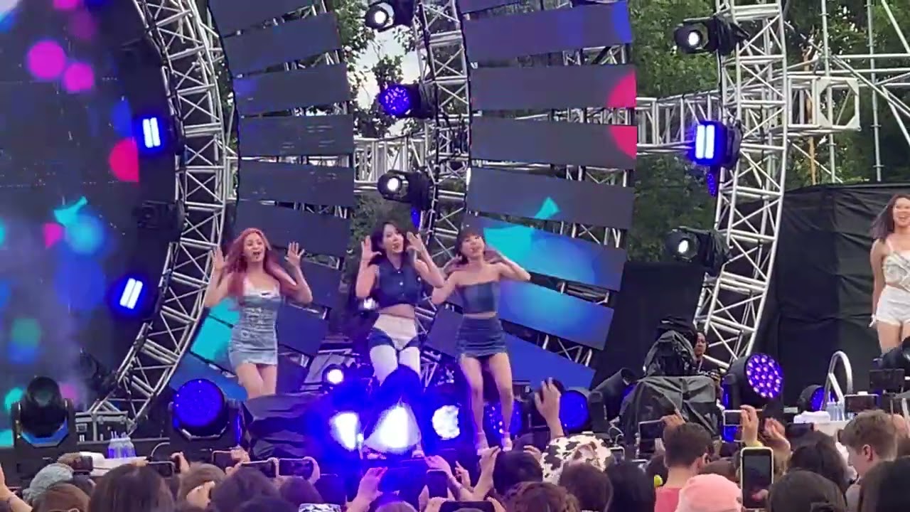 220730 VIVIZ - BOP BOP! Fancam MIKFESTIVAL London