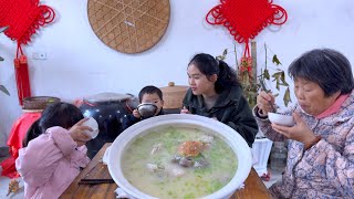 A big pot of seafood porridge,the aroma is fragrant,and the family eats it with gusto