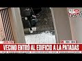 Entró al edificio a las patadas, rompió todo y quedó filmado