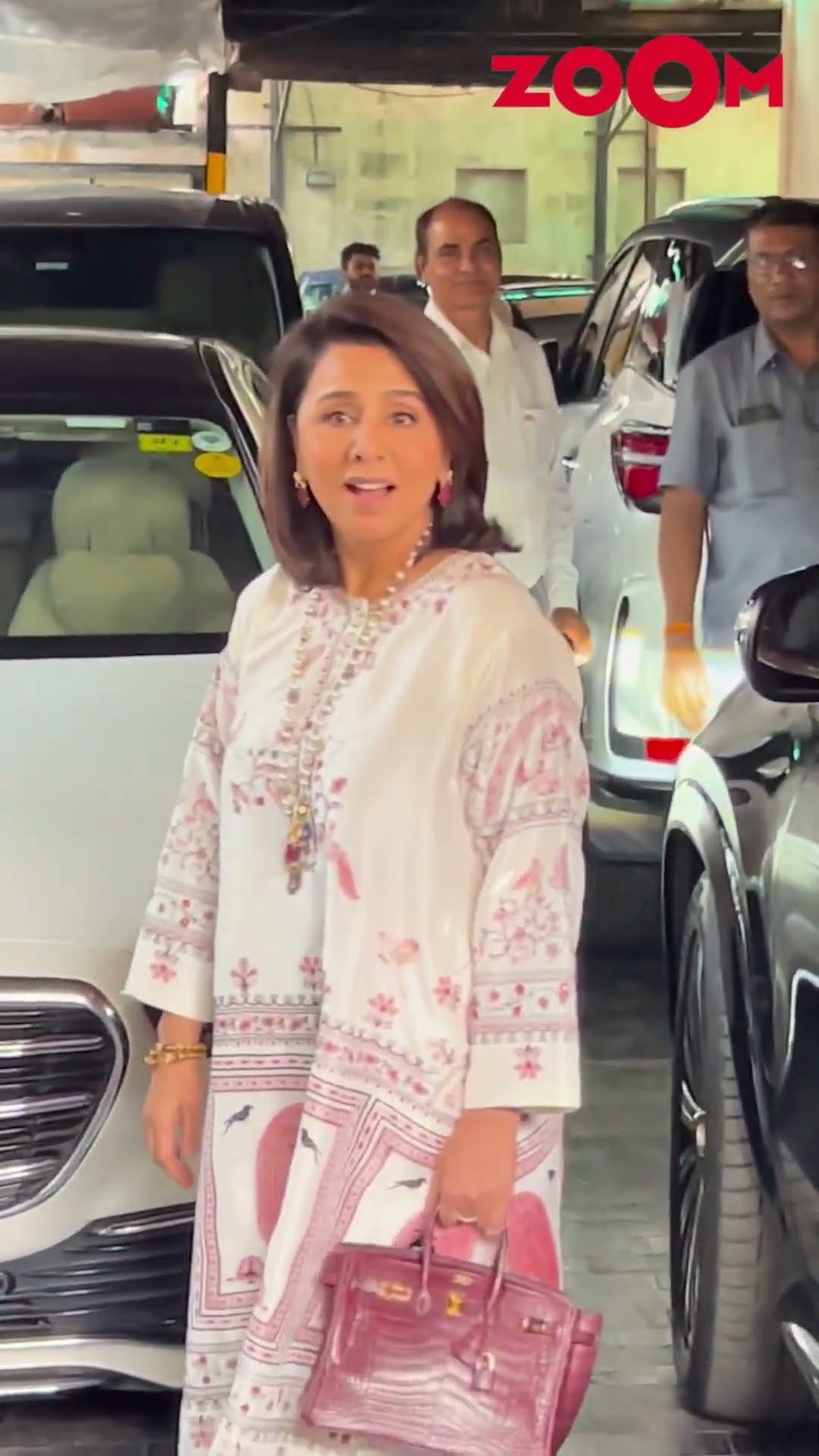 Neetu Kapoor's FUN interaction with the paps asking her to wait and pose more pics #shorts