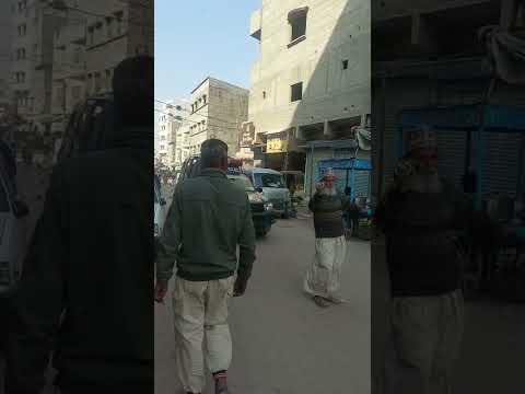 مسخره الراجل دا بيرقص على سارينة الشرطة