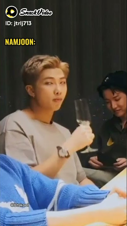 pada saat para Hyung minum alkohol 🍻 dan sicookie🐰 pun cuman bisa menatapnya😂