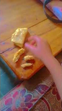 lagi makan jajan basah btw itu bikin sendiri bdi bikinin tante aku gess