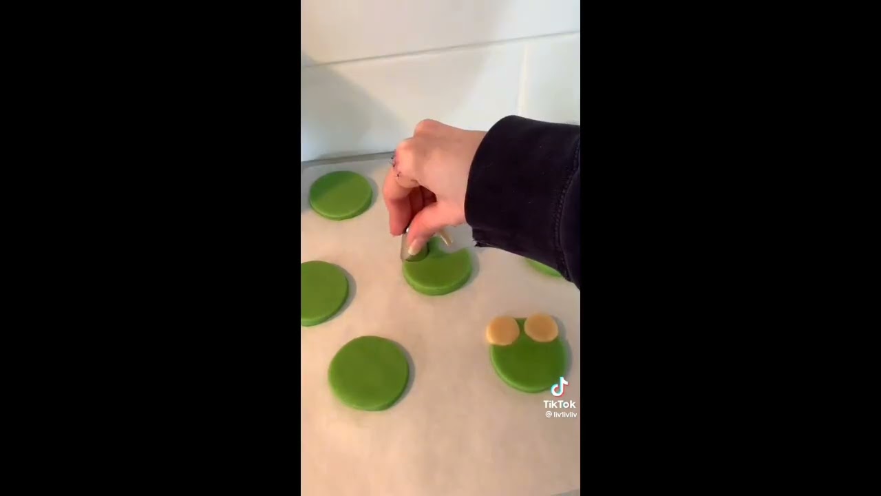 Cow and Chicken's Food At Their High School Slumber Party: Froggy Cookies