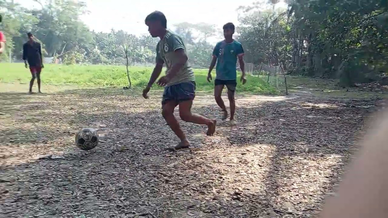 গ্রামের মাঠে ফুটবল খেলা। গ্রামের মাঠে খেলছো যারা কমেন্ট করবা তারা 
