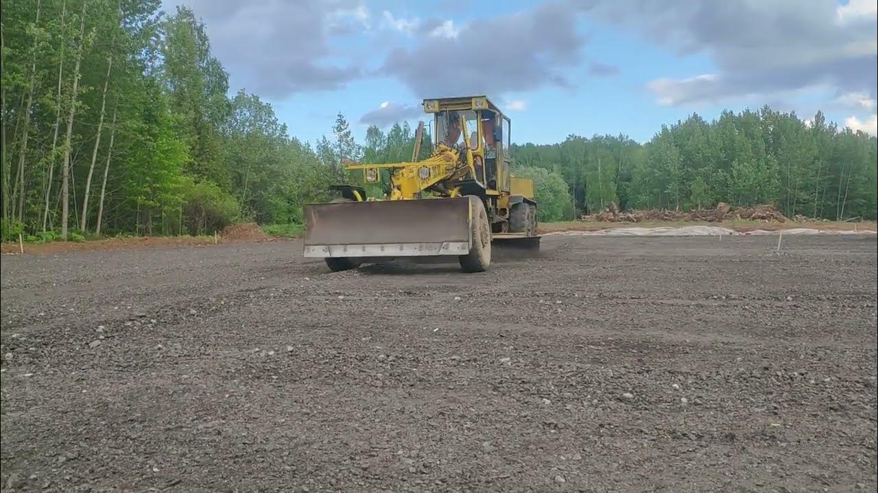 Укладка асфальтовой крошки на площадке Автогрейдером, Грейдером - YouTube