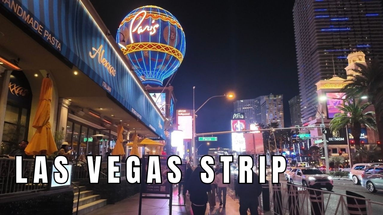 Пешеходная экскурсия по Лас-Вегас-Стрип в субботу во время празднования Китайского Нового года 2026.