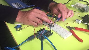 Vídeo motor servo controlado por potenciómetro.