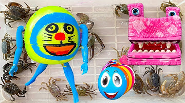 Kem Ốc Chanel nhờ chú cảnh sát bắt quái vật cứu con cua, con vịt, cua, con cá. Làm Mít Bọc Sữa Chua.