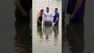 Die Taufe eines ehemaligen Moslems // #Shorts #Jesus #Taufe