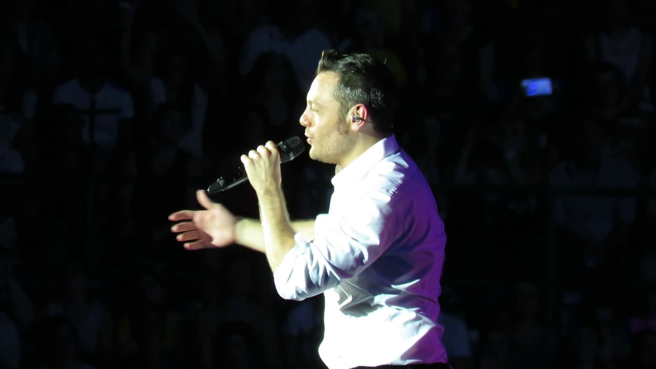 tiziano ferro e fuori è buio