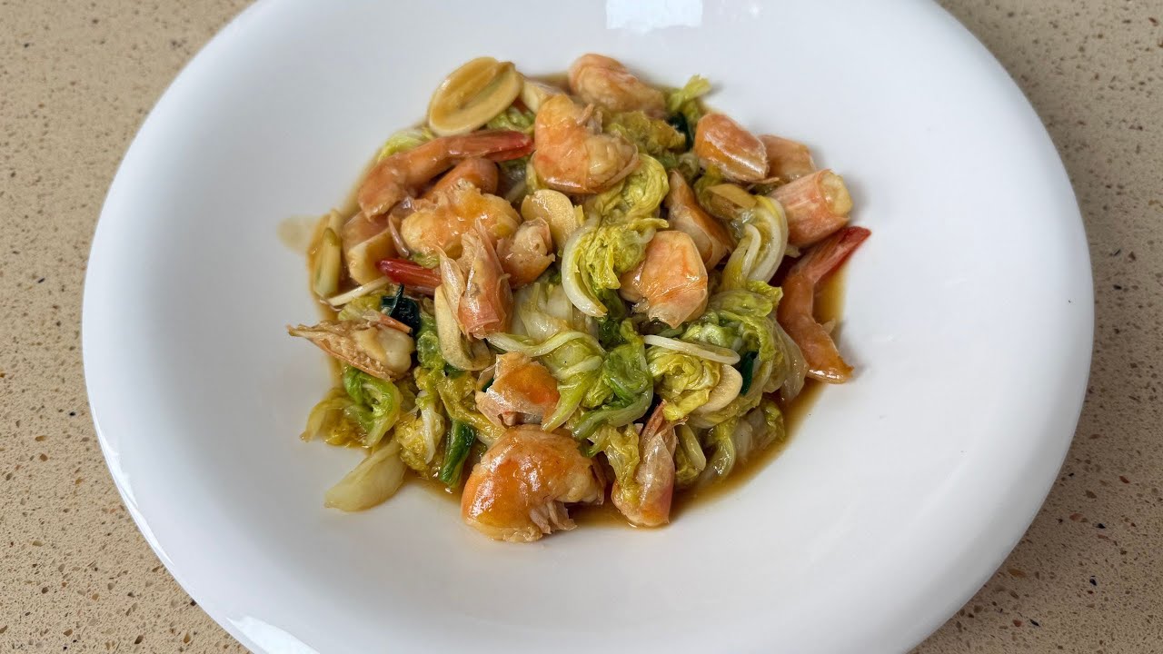 Жареная пекинская капуста с креветками | Простой и насыщенный умами рецепт