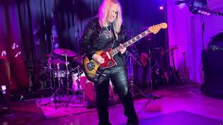 Melissa @metheridge jamming 🔥🎸🔥🎸🔥 on her guitar Dagny during song “Human Chain”