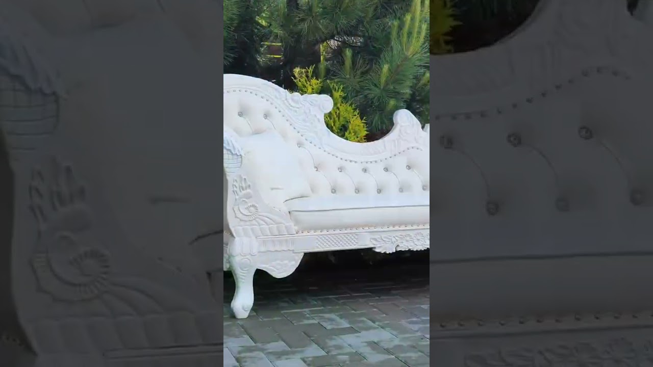 Aveți la dispoziție 3 săli de banchete distinse cu capacitatea de 60/90 și 250 de invitați.