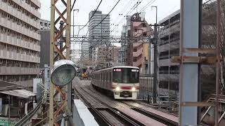 京王8000系特急高尾山口行き代田橋駅を通過