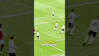 Gary Neville mengecam keras keputusan VAR yang mengesahkan gol handball, menganggapnya sebagai ke..