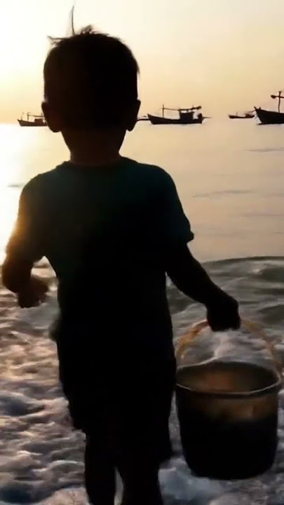 'Pulangan Sang Nelayan Cilik: Membawa Hasil Laut di Senja Hari' #viral #anak #trendingshorts #fy