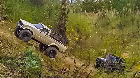 RC Crawler Action! Axial SCX10 Toyota Hilux + Dingo crawling downhill!