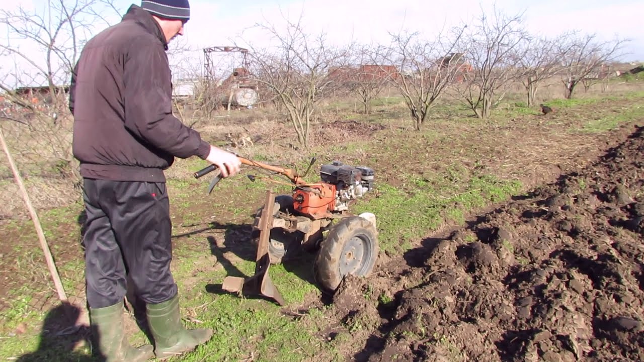 Пахота мотоблоком цілини з плугом 1 25 весна 2019 - YouTube