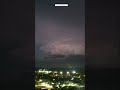 Una supercélula cargada de relámpagos eclipsa el cielo de la frontera entre Oklahoma y Texas