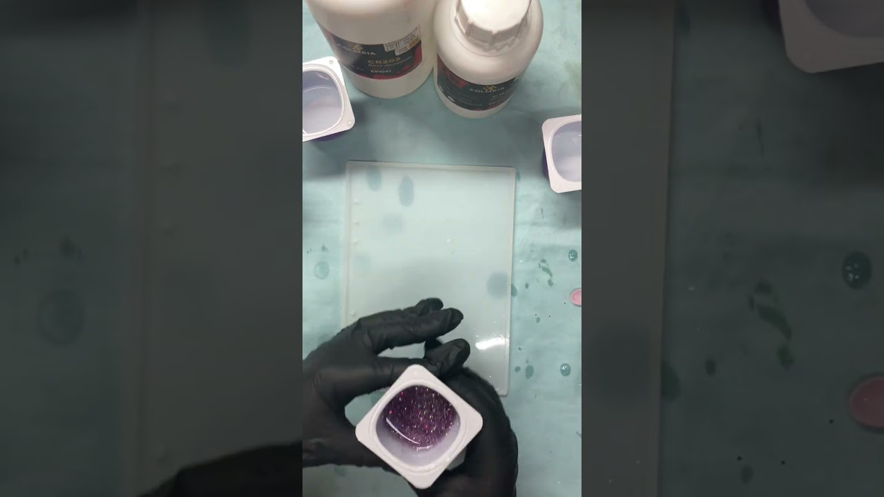 Capa de caderno feito com resina epóxi.