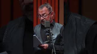 Aziz Nesinin Öyküleri, Nostaljik Bir Radyo Stüdyosu Dekorunda İş Sanat Sahnesinde Hayat Buluyor.