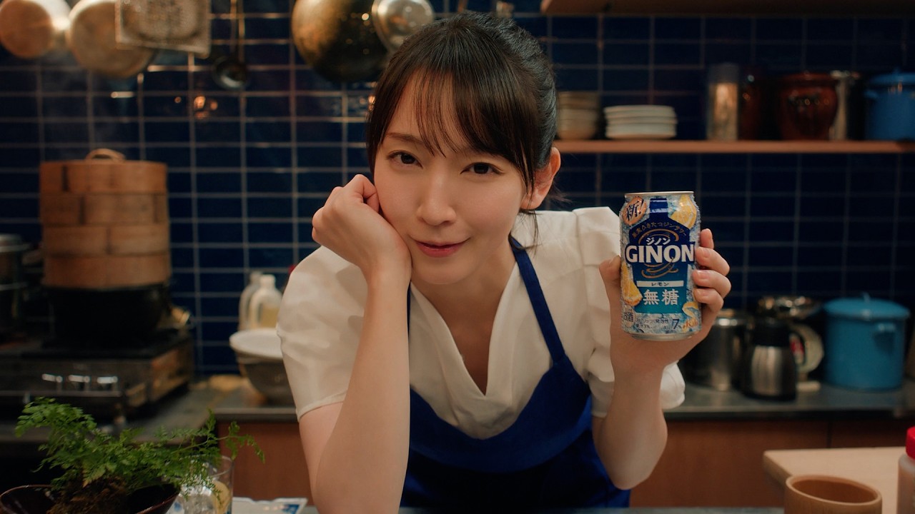 吉岡里帆、青いエプロン姿で“NON姉ちゃん”に！グイグイ迫る接客にお客