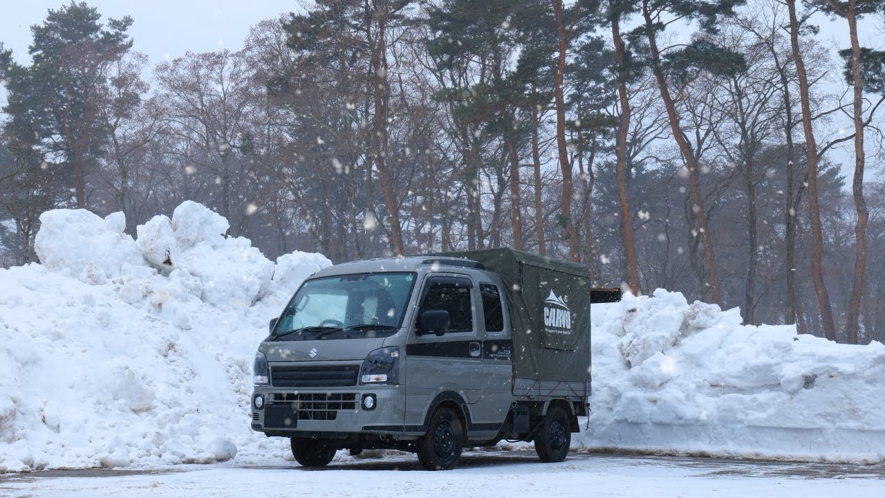 Спать в кузове маленького грузовика, окруженного стеной снега.