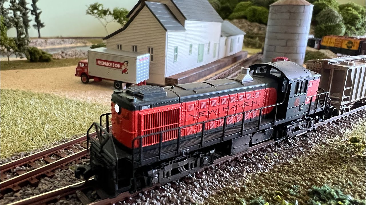 Operations on the N Scale 2x4 Pop-up Layout - Atlas Alco RS1 New Haven