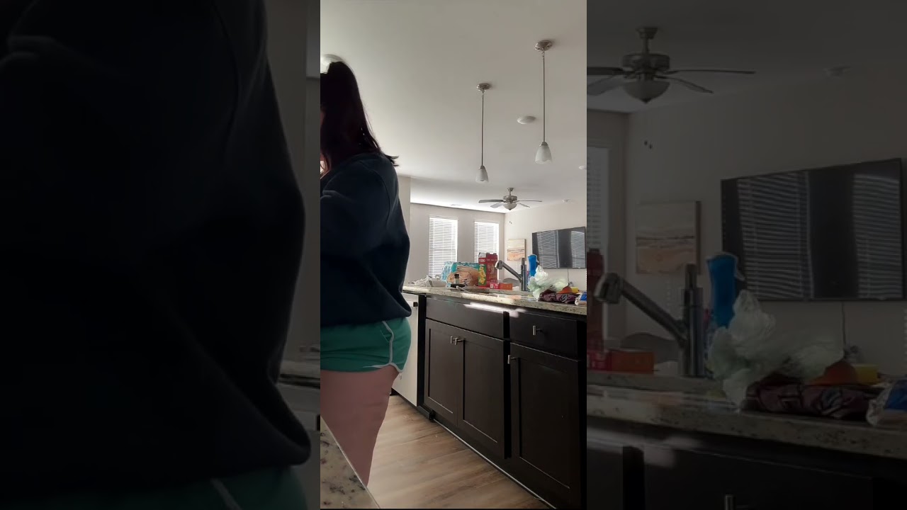 Gatinha toda bonitinha em casa de shortinho curto 😍🔥