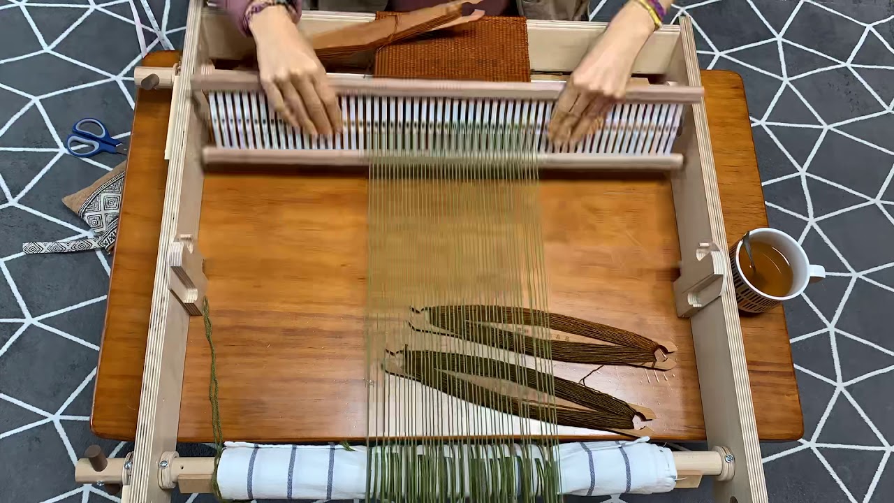 rigidheddleloom. weaving. gradation. - YouTube