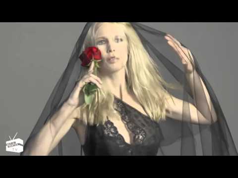 Video: Çizgisini Esnetiyor: Claudia Schiffer Bir Kozmetik Koleksiyonu Yayınladı