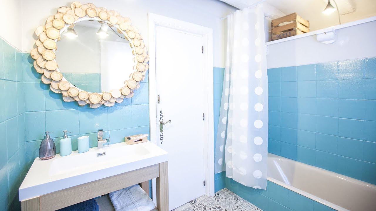 Un baño en blanco y azul con banco de obra - Vintage & Chic. Pequeñas  historias de decoración