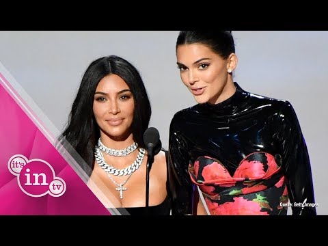 Video: Kim Kardashian Spielte In Einer Umarmung Mit Einem Model Mit Einer Hautkrankheit Und Enttäuschten Fans